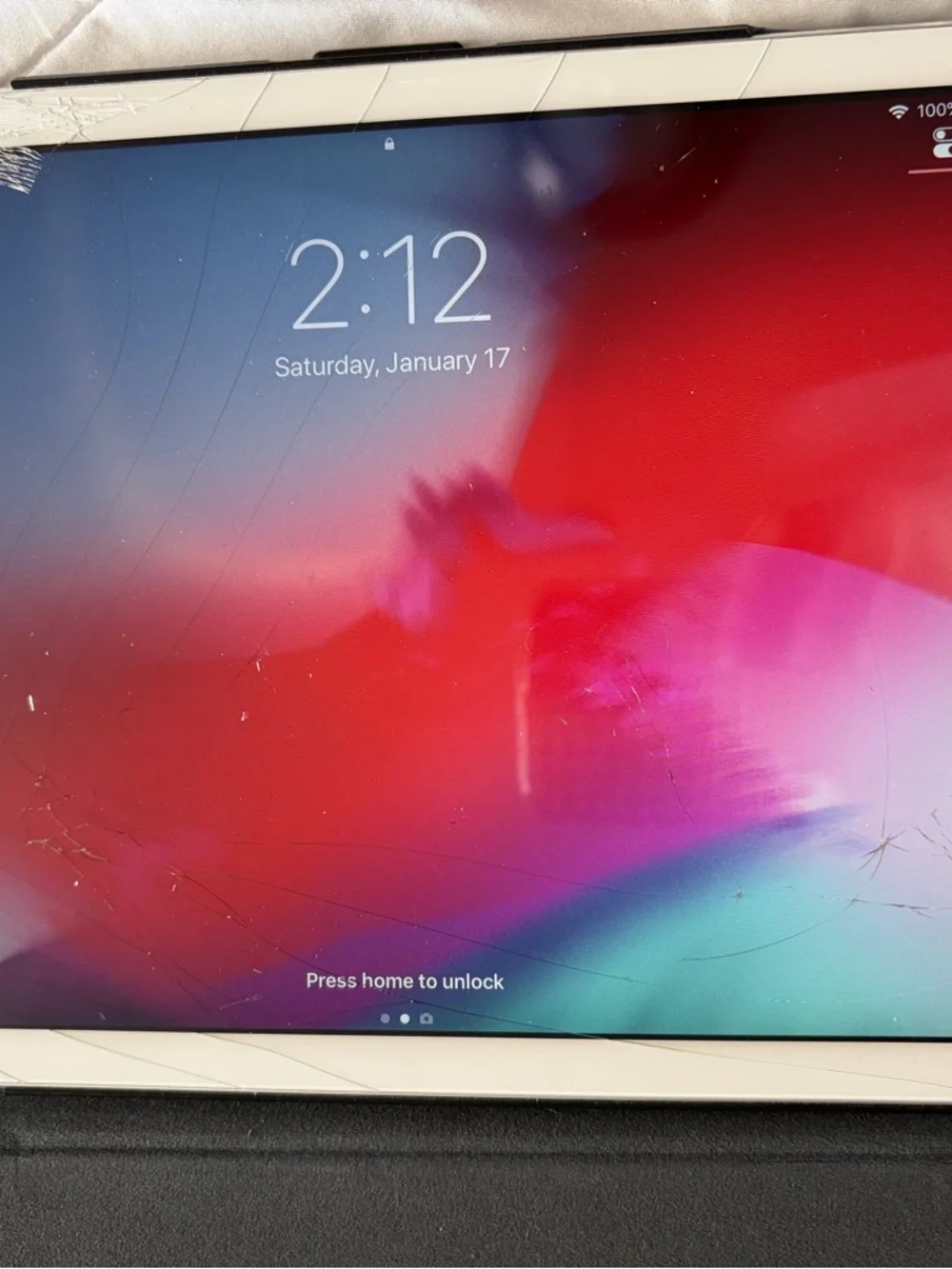 iPad Air 1st Gen MD788LL/A - FOR PARTS/DAMAGED(SHATTERED SCREEN) (Bundle W/ Case